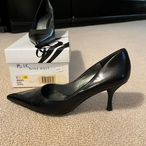 Nine West leather pumps, lightly worn!